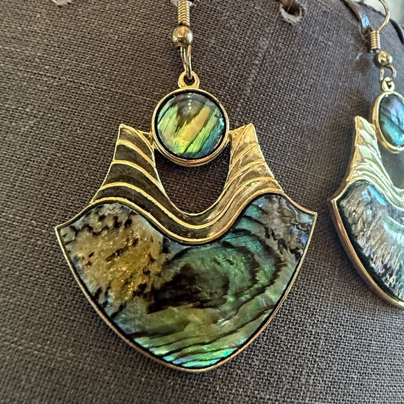 Vintage Gold coloured abalone mother of pearl earrings @ Vuri stamped - Picture 8 of 17